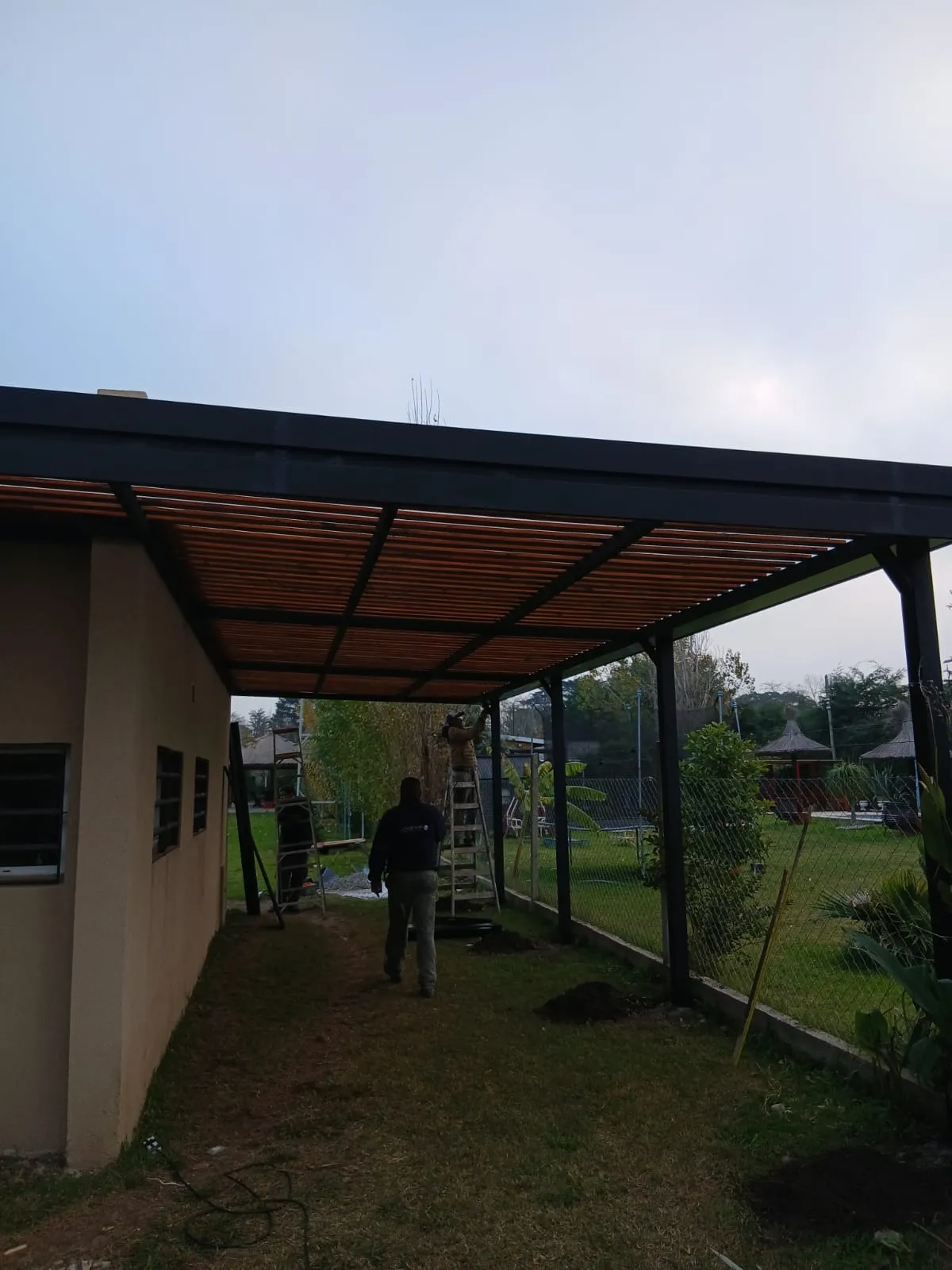 Estructura metálica pergolada en patio exterior