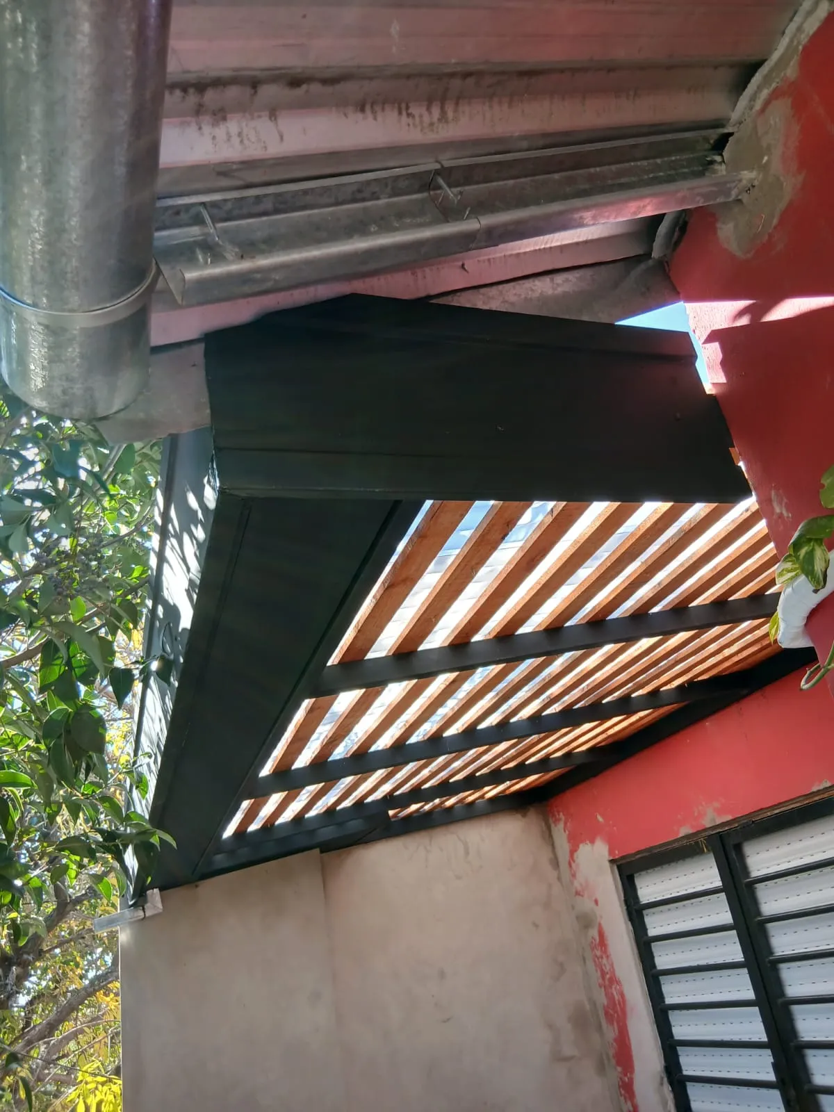 Pérgola con techo de policarbonato en zona oeste