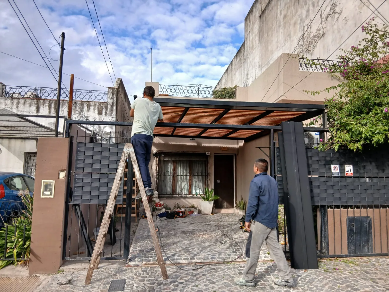 Galería abierta de hierro instalada en Ituzaingó